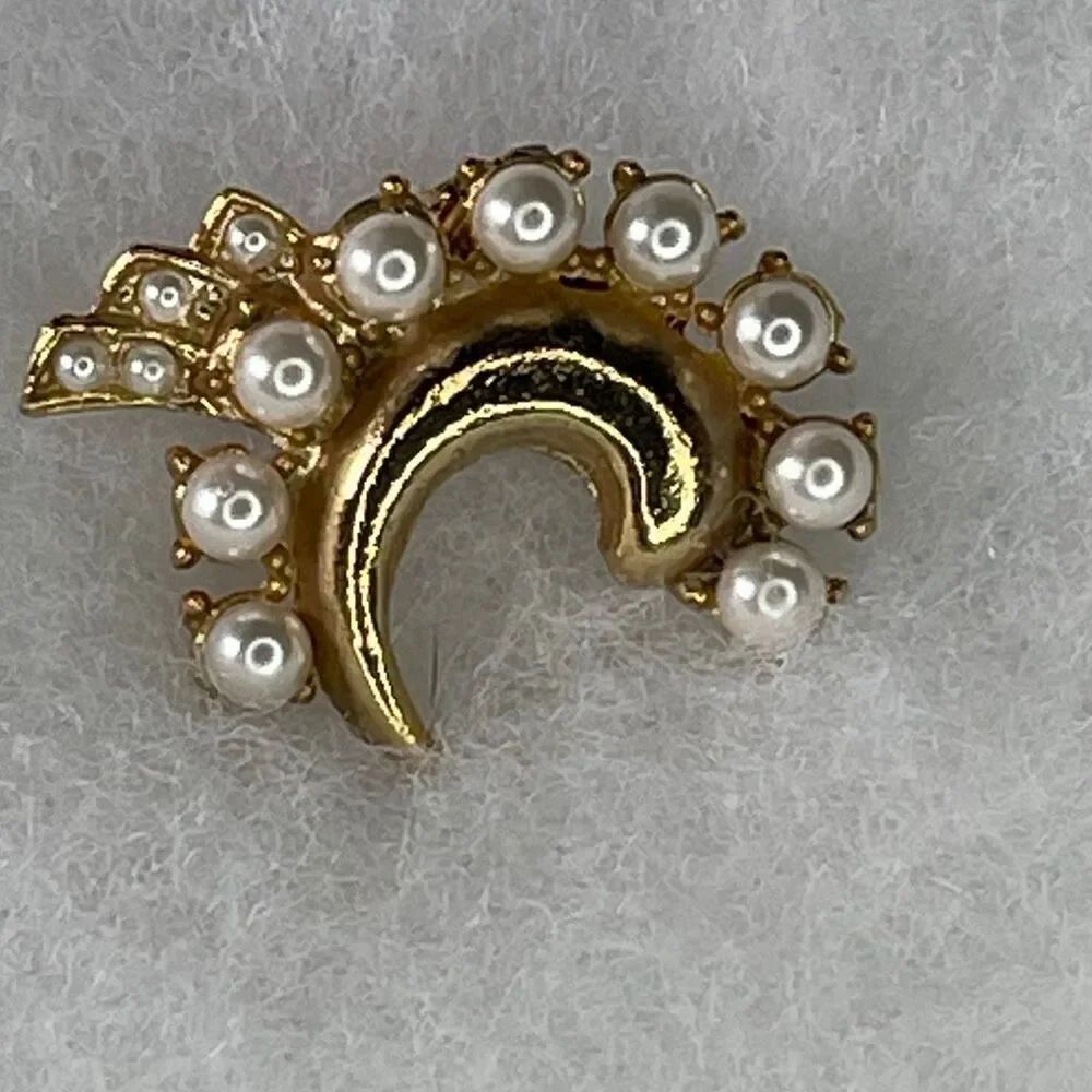 Vintage faux pearlācrescent brooch with a small cluster tail accent.